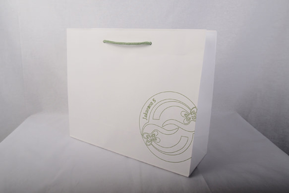 シブいロゴが印刷された歌舞伎座で使用する紙袋