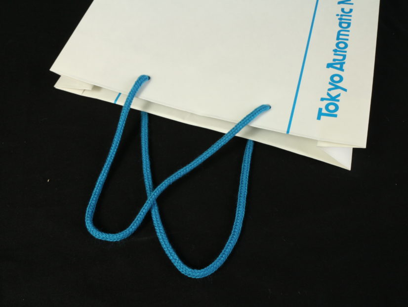 色展開豊富なスピンドル紐を使用した紙袋
